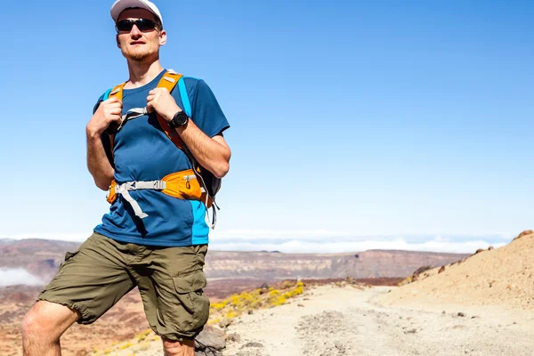 Trail runner eller vandrare i bergen — Stockfoto