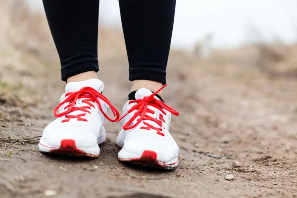 Spaceru lub jazdy nogi obuwie sportowe — Zdjęcie stockowe