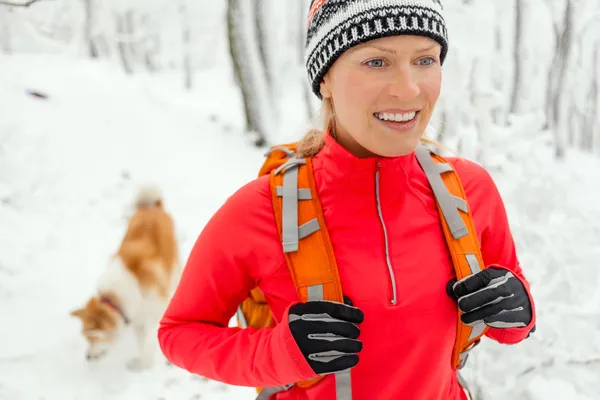 Frau wandert im Winter mit Hund — Stockfoto