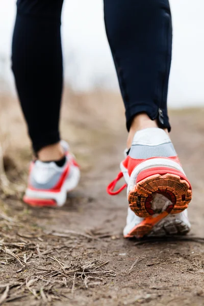 Camminare o correre gambe scarpe sportive — Foto Stock