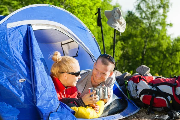 Para turystów camping w namiocie — Zdjęcie stockowe