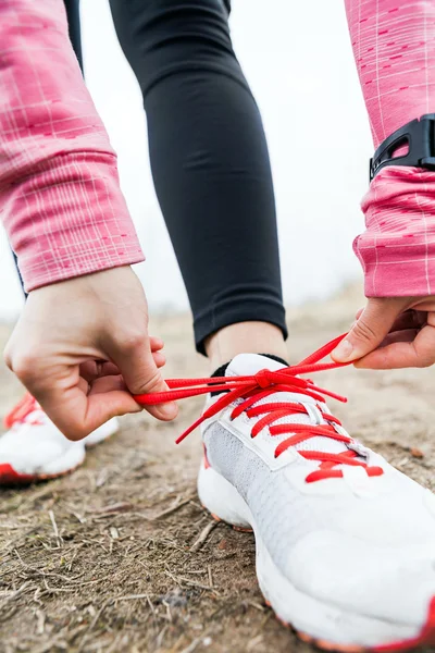 Mujer corredora atando zapatos deportivos — Foto de Stock