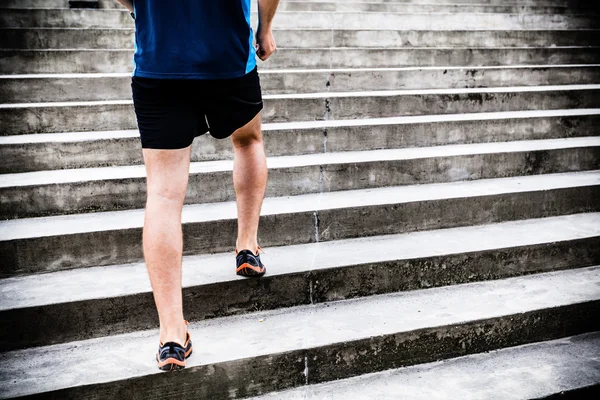 Merdivenlerde, koşan adam koşucu — Stok fotoğraf