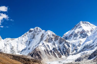 Himalaya dağ zirveleri sonbahar manzarası