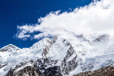 Himalaya dağ zirveleri sonbahar manzarası