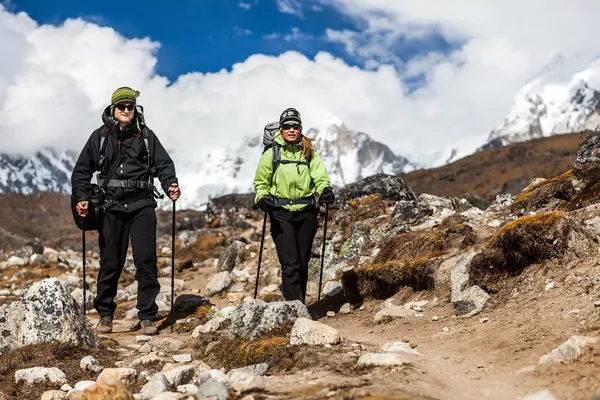 Wandelen en wandelen in de himalaya mountains (echt) paar — Stockfoto