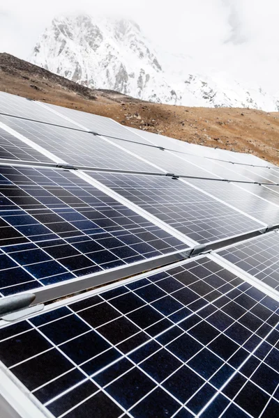 Central de energia solar nas montanhas do Himalaia — Fotografia de Stock