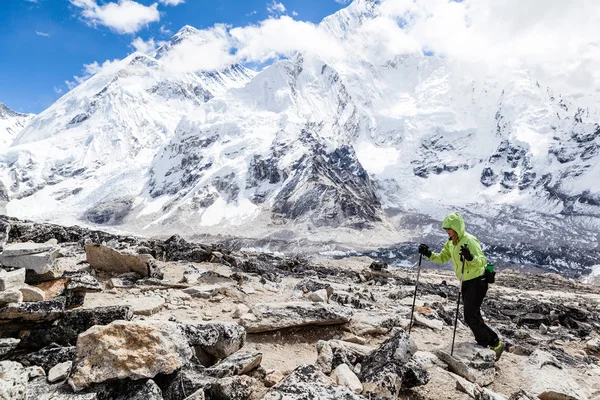 Γυναίκα πεζοπορία με everest στο παρασκήνιο — Φωτογραφία Αρχείου