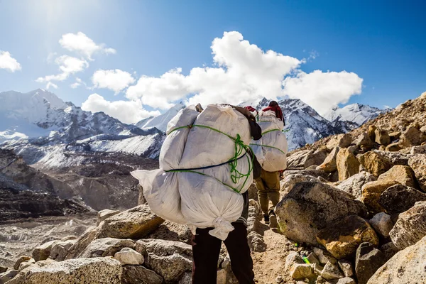 Az emberek gyalog nyomvonalat, a Himalája hegység — Stock Fotó