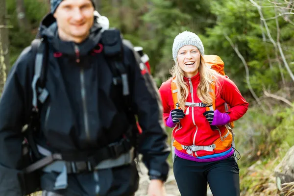 Paar gelukkig wandelaars lopen in Bergen — Stockfoto