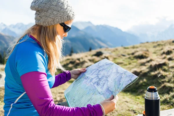 Frau liest Landkarte in den Bergen — Stockfoto