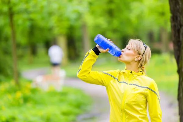 水を飲む女性ランナー — ストック写真