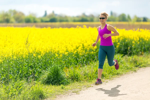 Donna corridore felice corsa jogging nella giornata di sole — Foto Stock