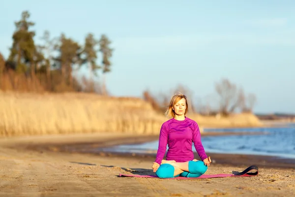 Young woman exercising yoga on sunset — Stock Photo, Image