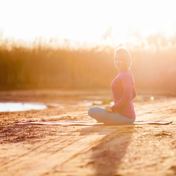 Yoga meditation, woman on sunset — Stock Photo, Image