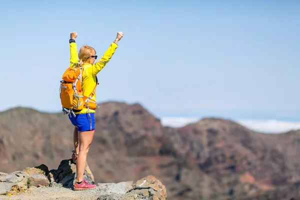 Caminhadas de sucesso, mulher feliz nas montanhas — Fotografia de Stock