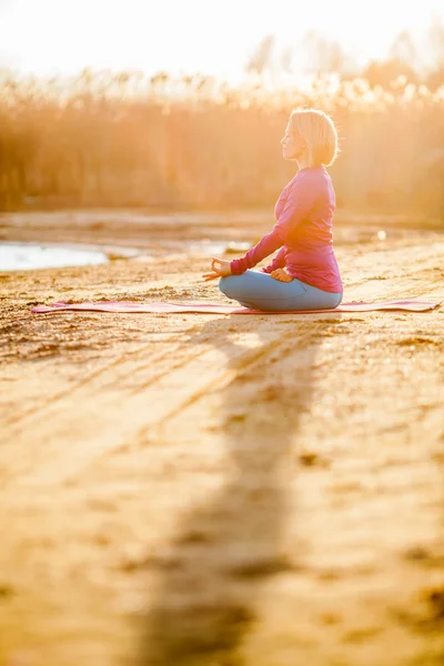 Yoga meditation, woman on sunset — Stock Photo, Image