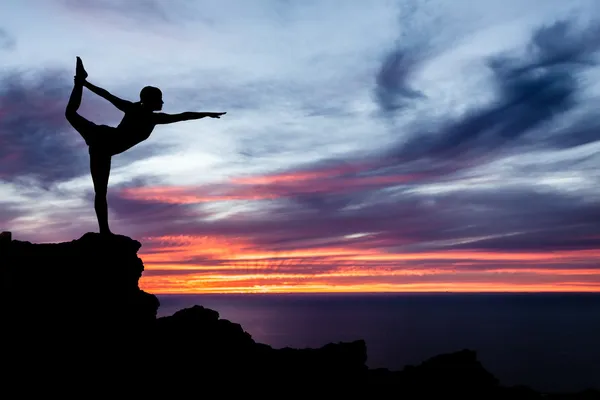 Yoga kadın, deniz ve gün batımı