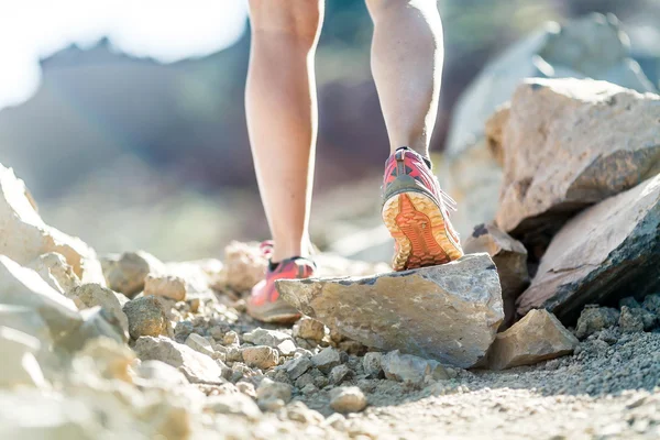 Gambe che camminano o corrono, avventura ed esercizio fisico — Foto Stock
