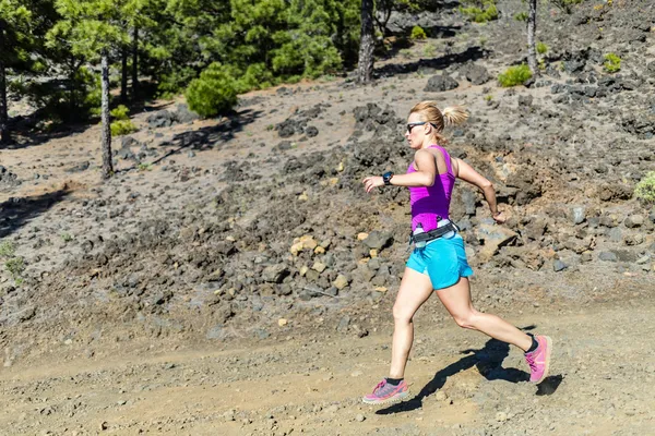 Mujer cruzar el país corriendo en las montañas — Foto de Stock