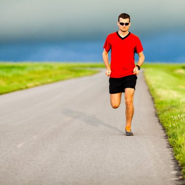 ülke yollarda koşan adam