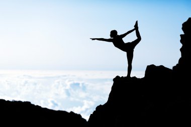 Yoga gün batımı siluet yapıyor kadın
