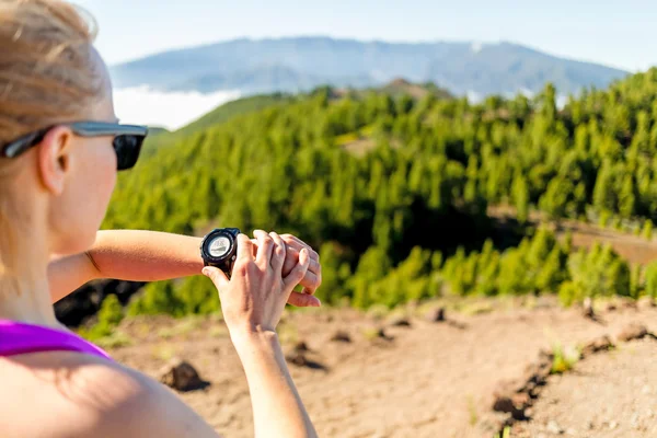 Corridore di fondo guardando orologio sportivo — Foto Stock