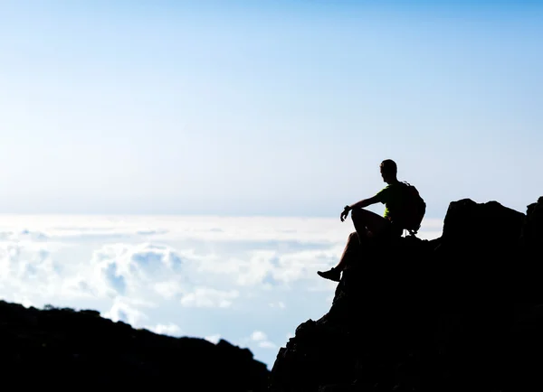 Wandelen silhouet backpacker, man trail loper in Bergen — Stockfoto