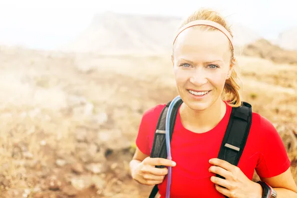 Young woman running in mountains on winter fall sunny day — Stock Photo, Image