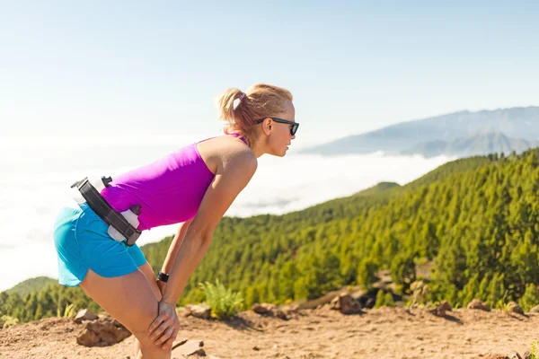 Young woman running in mountains on sunny summer day — Stock Photo, Image