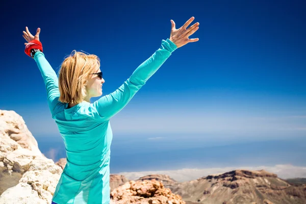Turystyka sukces, kobieta na szlaku w górach — Zdjęcie stockowe