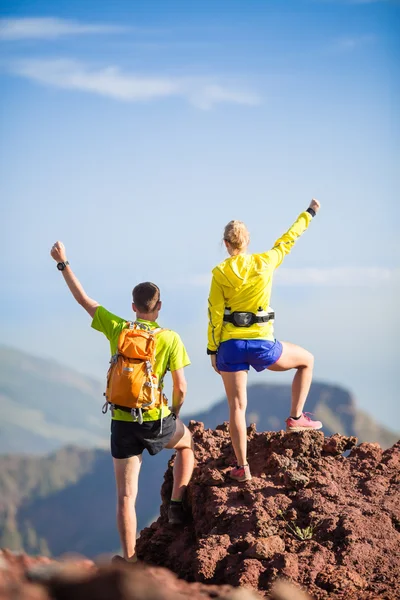 Pár turisty nebo Stezka běžce v horách — Stock fotografie
