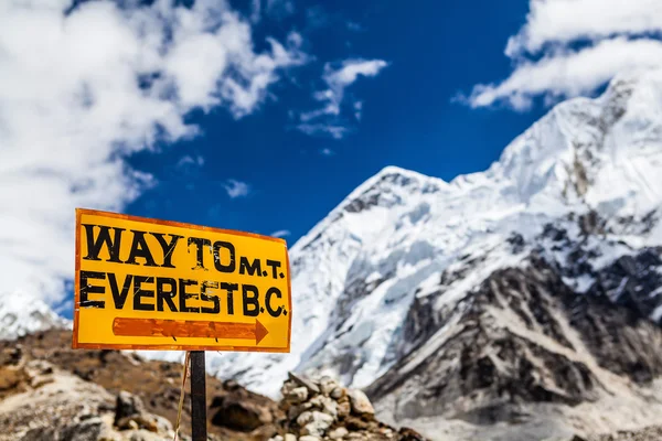 Mount everest skylten Himalaya — Stockfoto