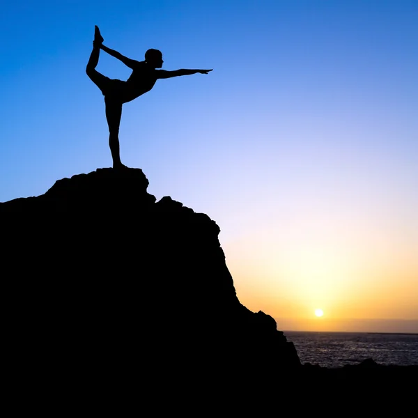 Kadın egzersiz yoga siluet — Stok fotoğraf