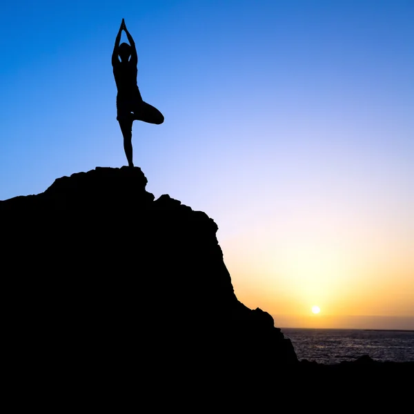 Woman exercise yoga tree sunset silhouette — Stock Photo, Image