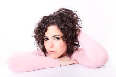 yakın çekim taze ve güzel bir genç kadının portresi