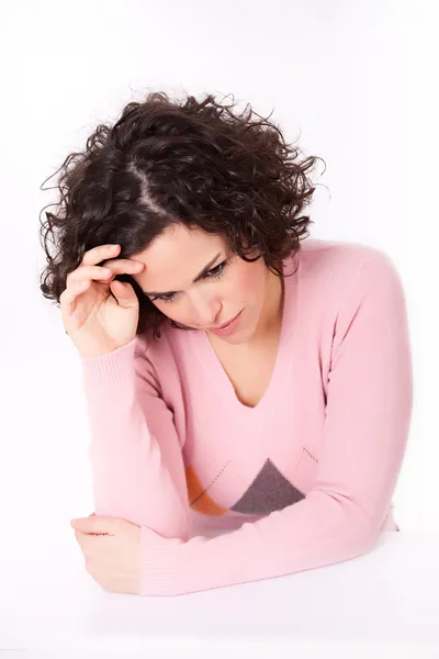 Jovem mulher sofrendo uma dor de cabeça — Fotografia de Stock