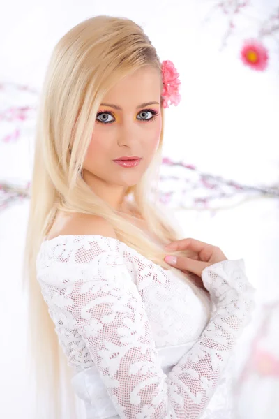 Retrato de una hermosa mujer con flores, primavera — Foto de Stock