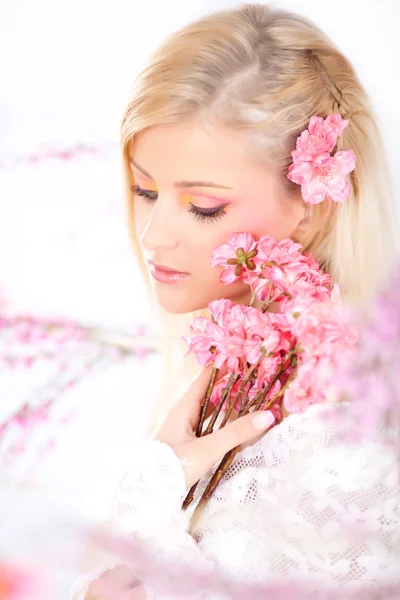 Retrato de una hermosa mujer con flores, primavera — Foto de Stock