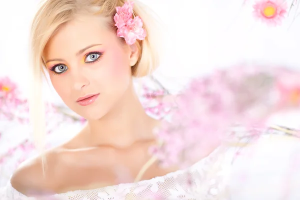 Retrato de uma mulher bonita com flores, primavera — Fotografia de Stock