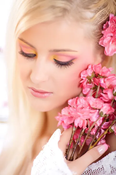 Retrato de una hermosa mujer con flores, primavera — Foto de Stock