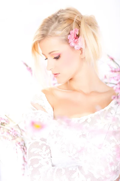 Retrato de una hermosa mujer con flores, primavera — Foto de Stock