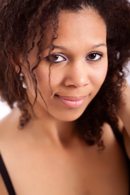 Afrika kökenli Amerikalı manken afro saç modeli ile