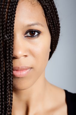 Afrika kökenli Amerikalı manken afro saç modeli ile