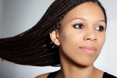 Afrika kökenli Amerikalı manken afro saç modeli ile
