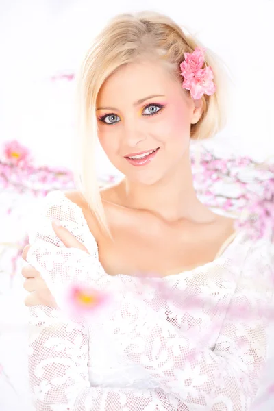 Portret van een mooie vrouw met bloesem, lente — Stockfoto