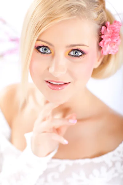 Portré egy gyönyörű nő virágok, tavasz — Stock Fotó