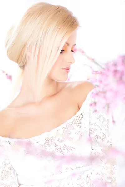 Retrato de una hermosa mujer con flores, primavera —  Fotos de Stock