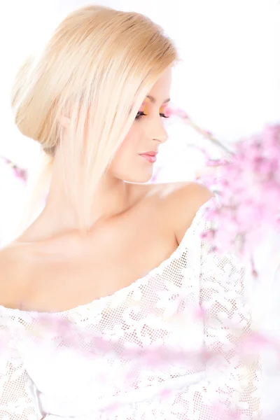 Retrato de una hermosa mujer con flores, primavera — Foto de Stock