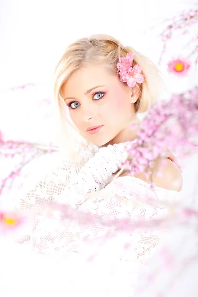 Retrato de una hermosa mujer con flores, primavera — Foto de Stock